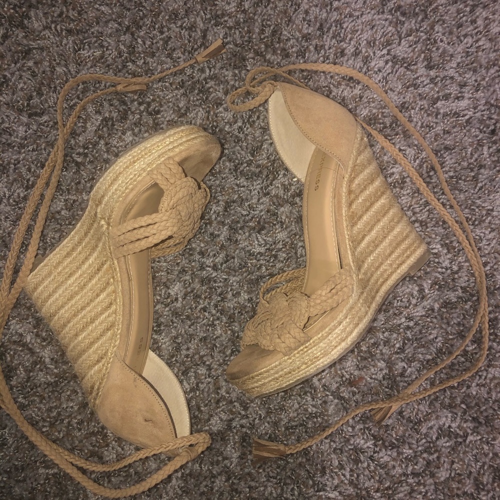 Express tan wedges